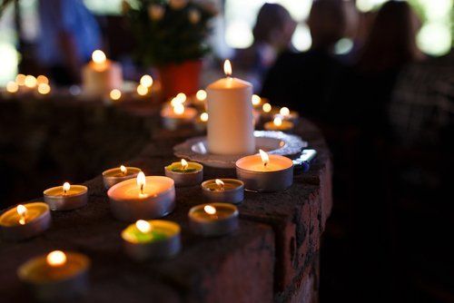 candele fiammanti alla cerimonia funebre