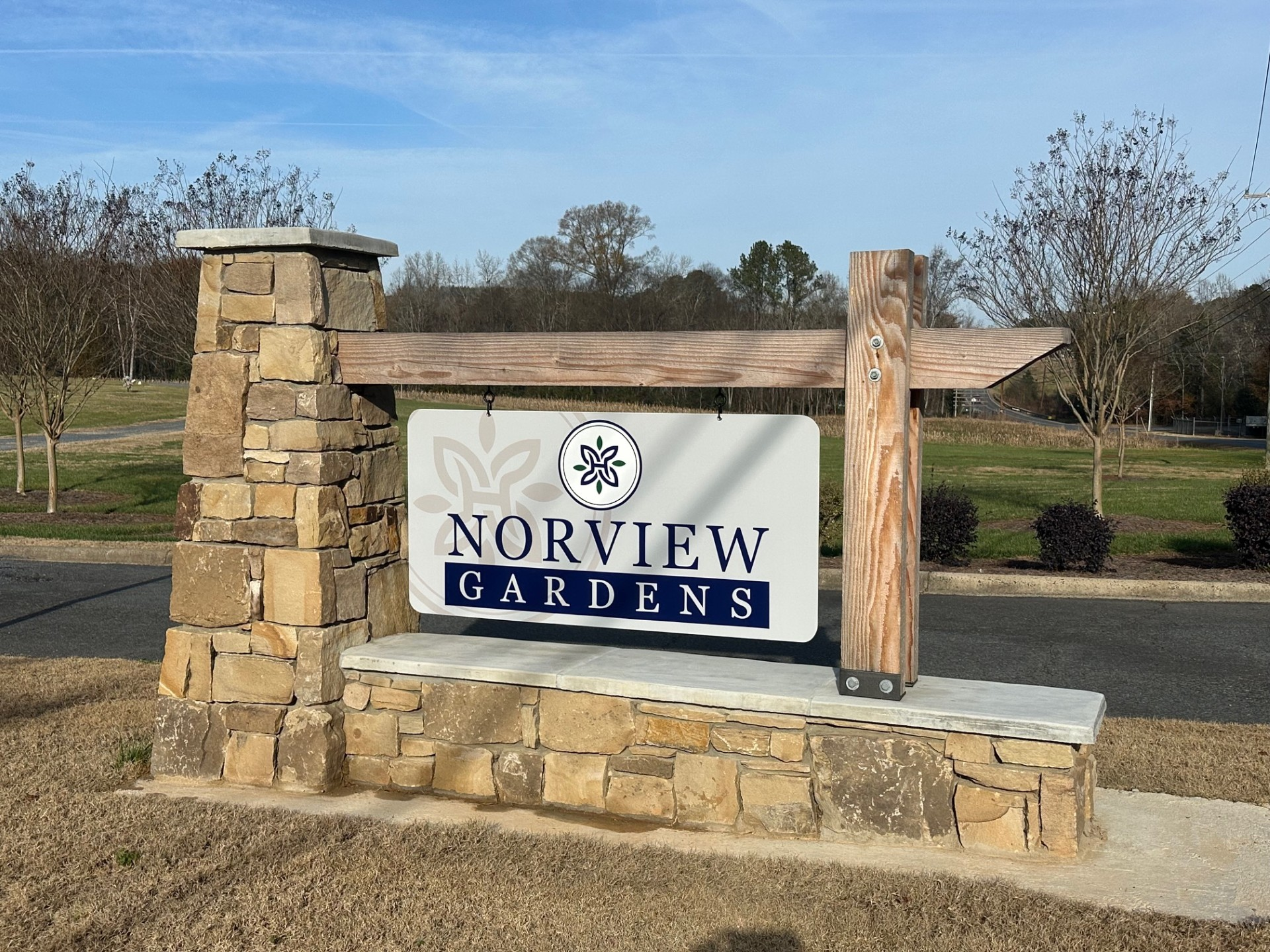 A sign that says norview gardens on it