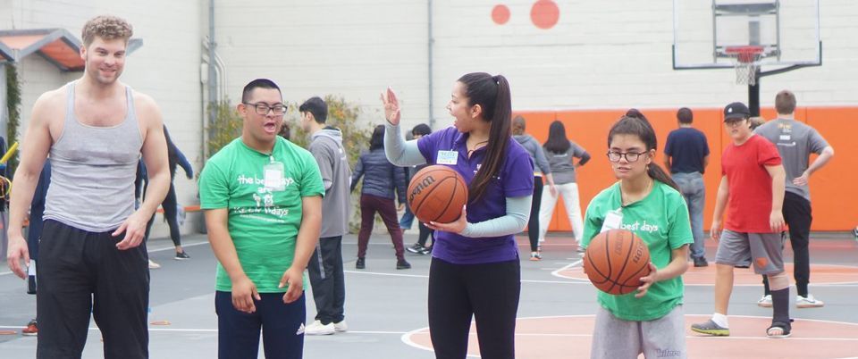 KEEN Athletes and Volunteers outside with basket balls