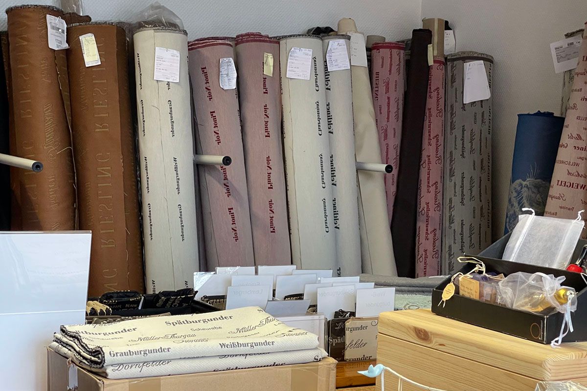 Ein Lagerhaus voller Stoffrollen und Kartons.