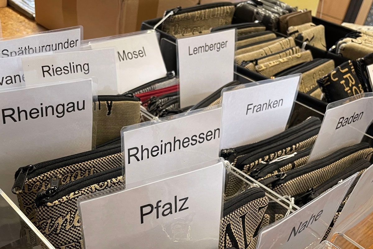 Ein paar Kisten mit Etiketten darauf, auf denen Rheinhessen steht