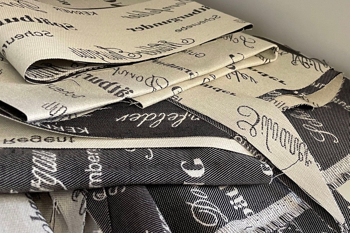 Ein Bündel Stoffstücke ist übereinander gestapelt.