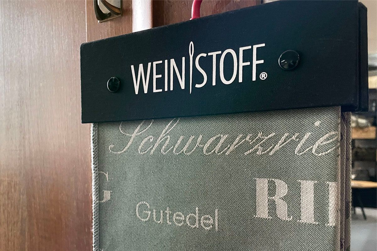Eine Nahaufnahme eines Schildes mit der Aufschrift „Weinstoff“