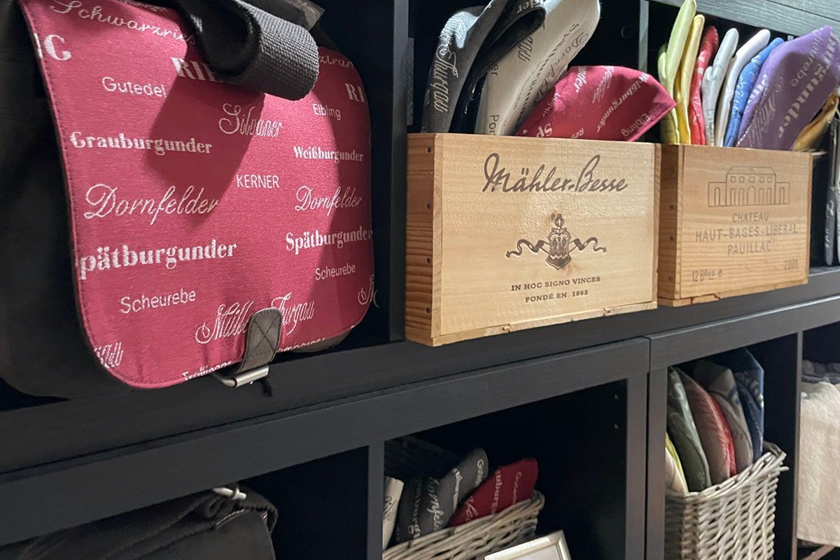 Ein Regal voller Kisten und Körbe.