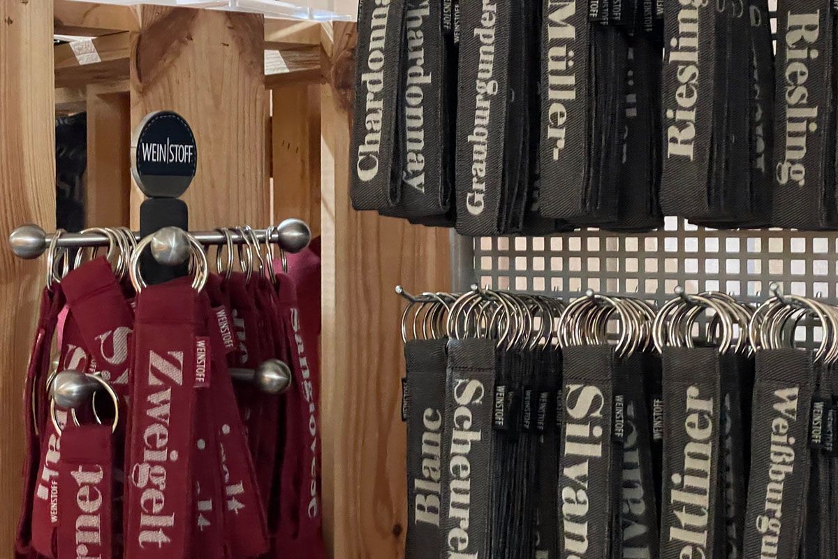 Eine Ausstellung von Weinflaschen, darunter Chardonnay und Riesling