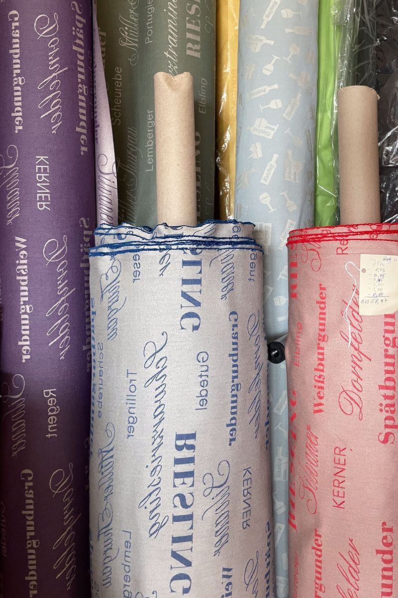 Ein Bündel Stoffrollen ist übereinander gestapelt.