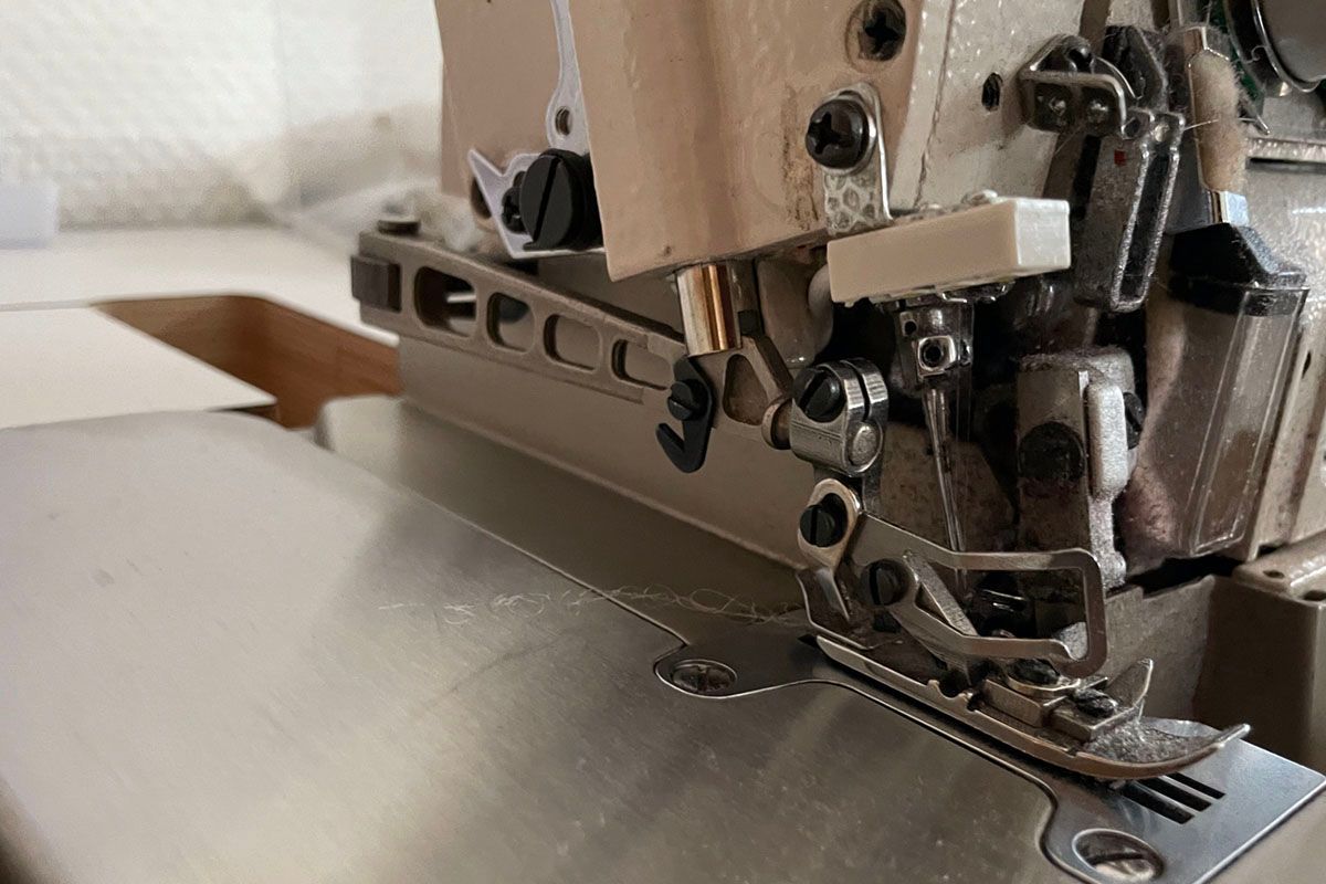 Eine Nahaufnahme einer Nähmaschine auf einem Tisch.