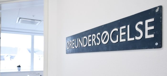 Skilt på en hvid væg med teksten 