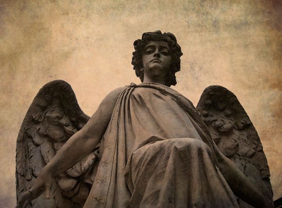 Statua funebre ritraente angelo