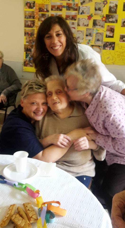 anziane con responsabile centro