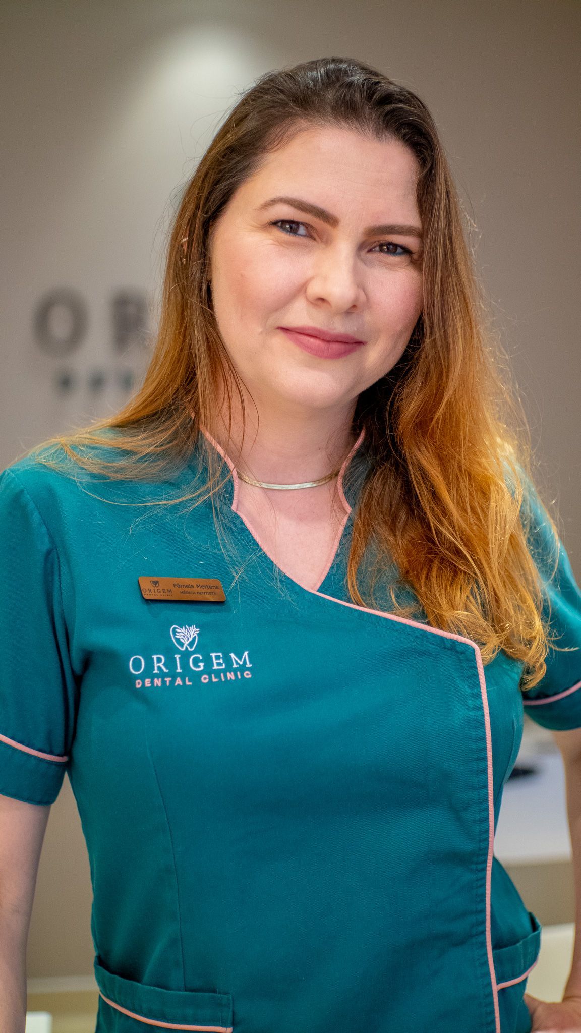 Retrato da Dra. Pamela na Origem Dental Clinic