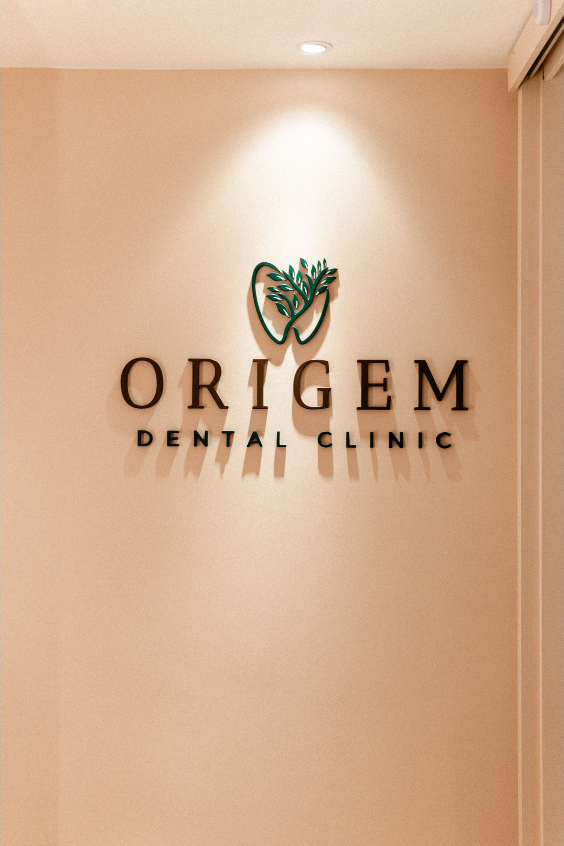 Logótipo da Origem Dental Clinic na parede