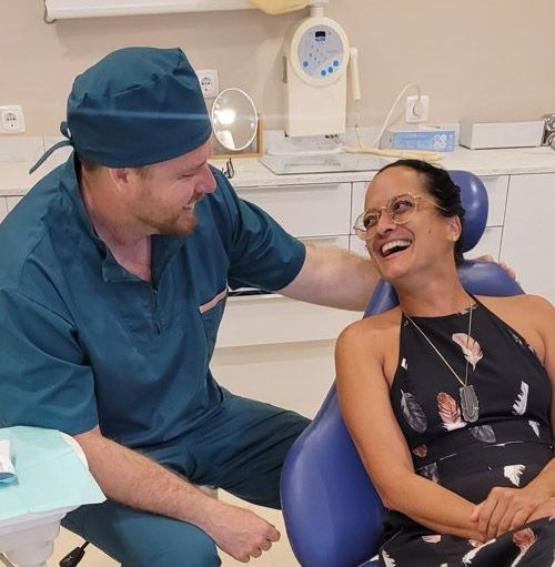 Procedimento de medicina dentária generalista em consulta
