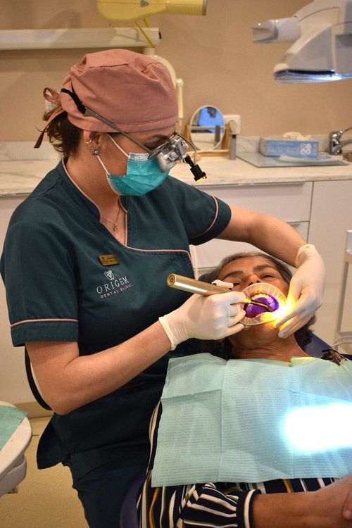 Médica dentista em consulta na Origem Dental Clinic
