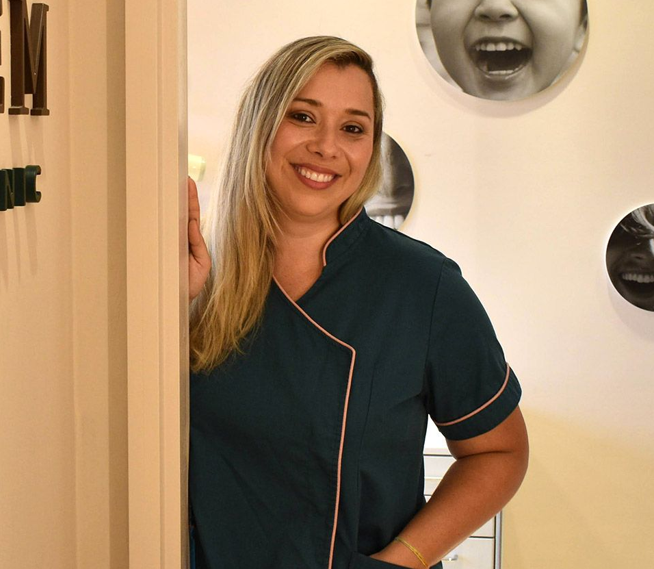 Retrato da Dra. Marissa na Origem Dental Clinic