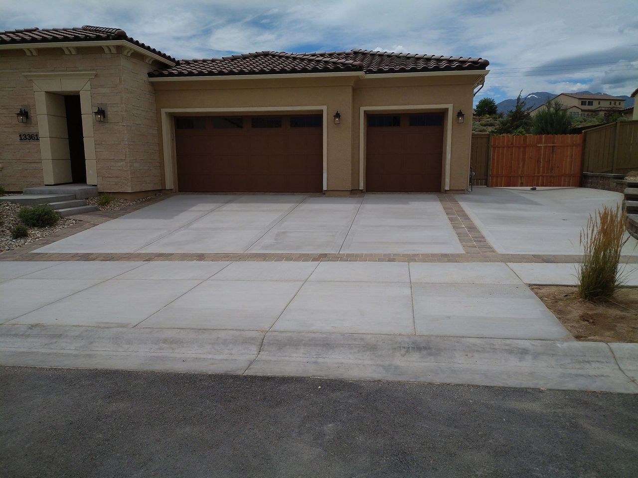 A House with Two Garage Doors and a Concrete Driveway – Reno, NV – Concreteworks LLC