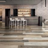 Pavimento in legno a colori alternati