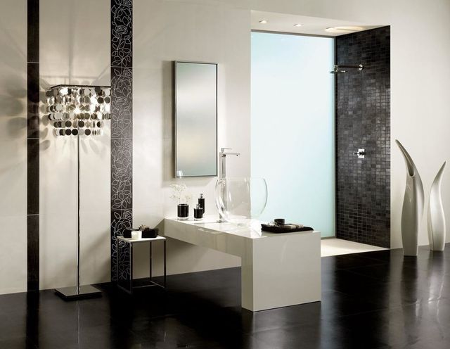 Piastrelle scure bagno