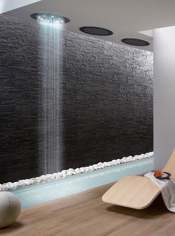 Box doccia con parete scura