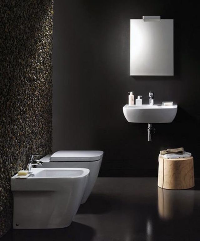 Arredo bagno con rivestimento scuro