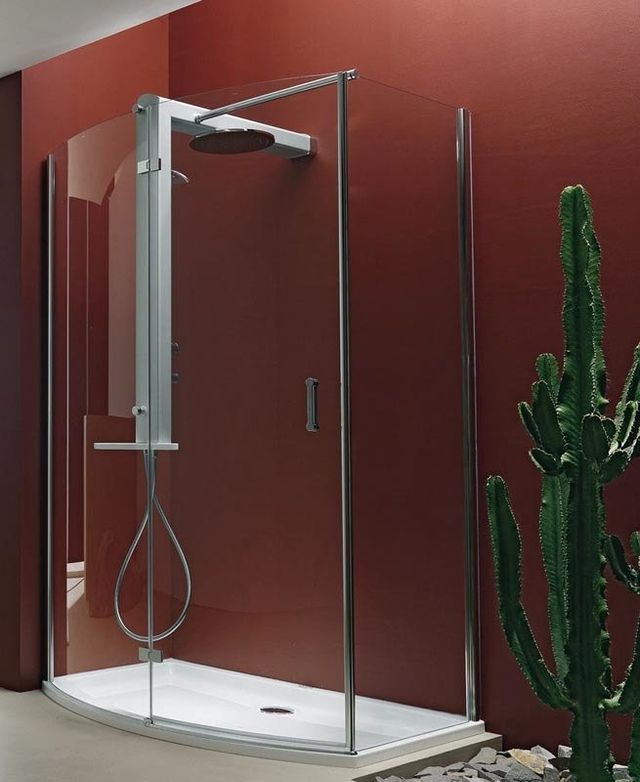 Arredo bagno con rivestimento rosso