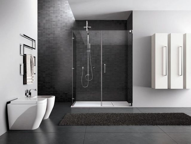 Arredo bagno con rivestimento a piastrelle scure