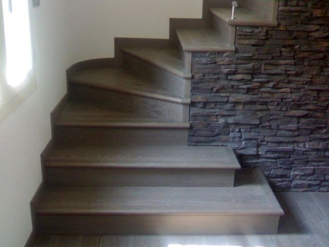 Scalinata in pietra scura