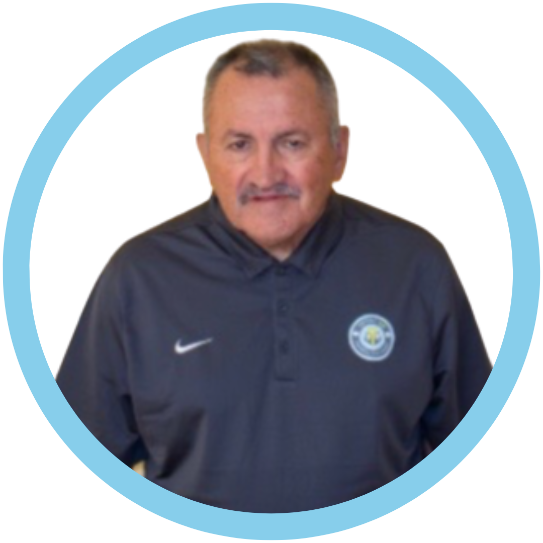 Man wearing a gray polo shirt with a logo, smiling, in a blue circle frame.