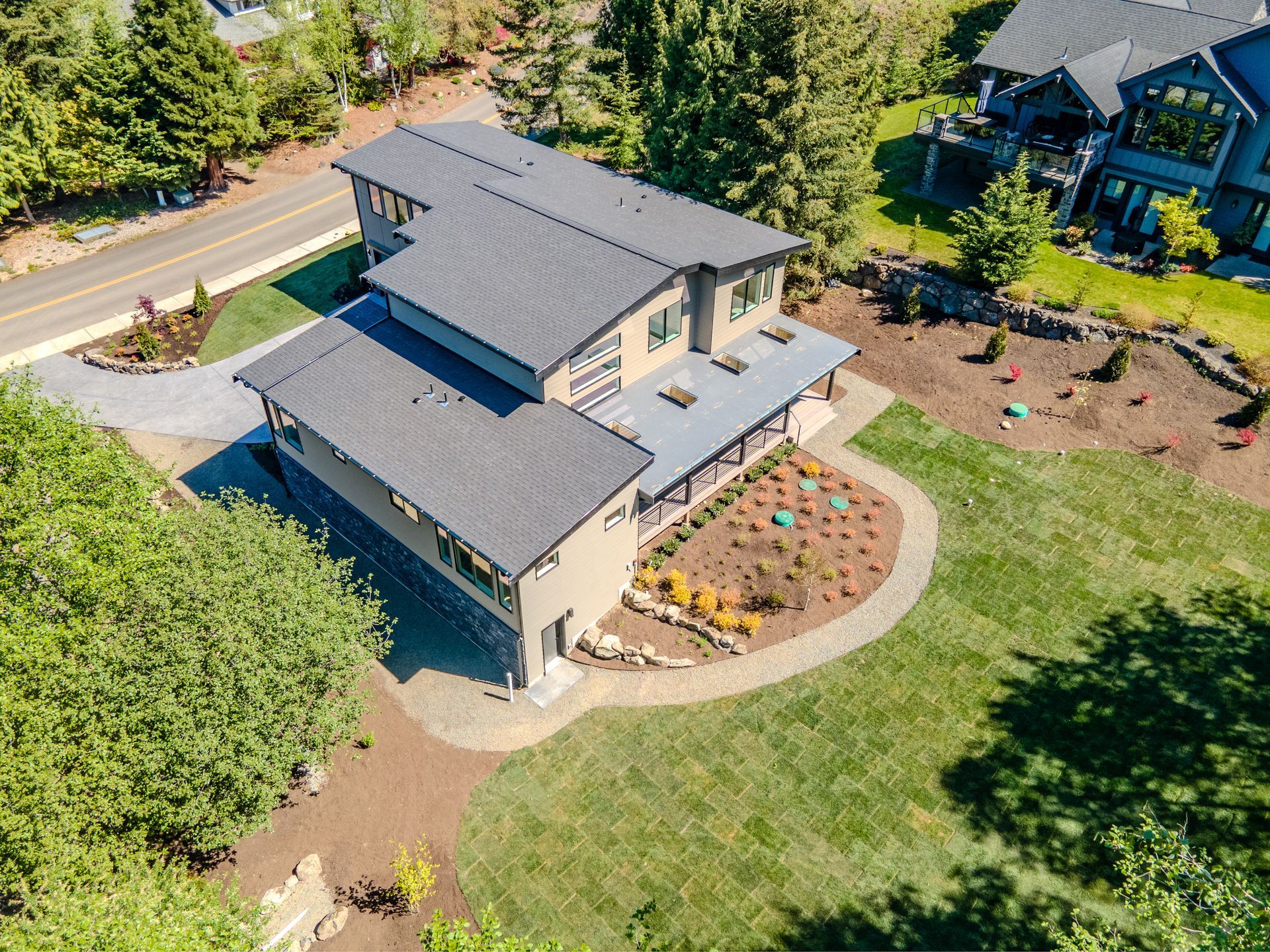 An aerial view of a large house surrounded by trees and grass.