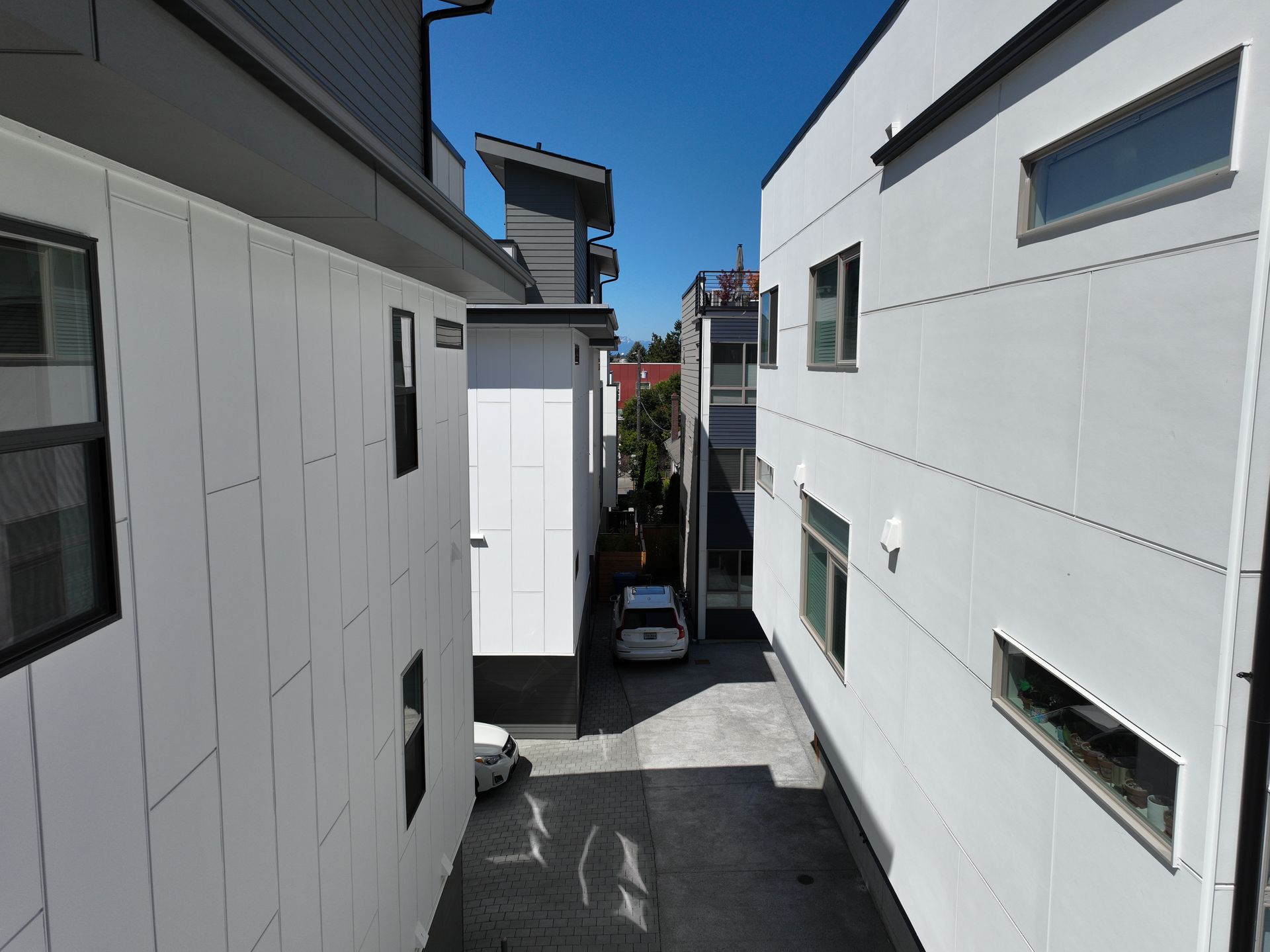 An aerial view of a narrow alleyway between two buildings