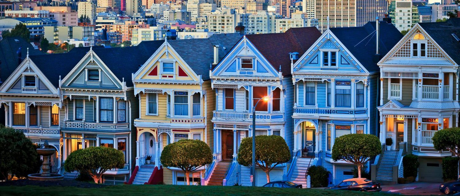 A row of houses are lined up next to each other in a city.