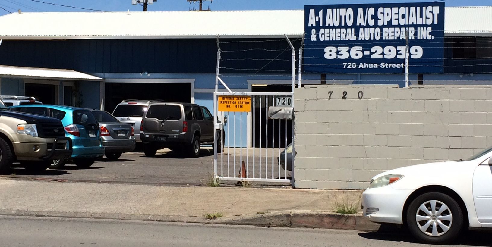 Auto repair mechanic smiles in Honolulu, HI