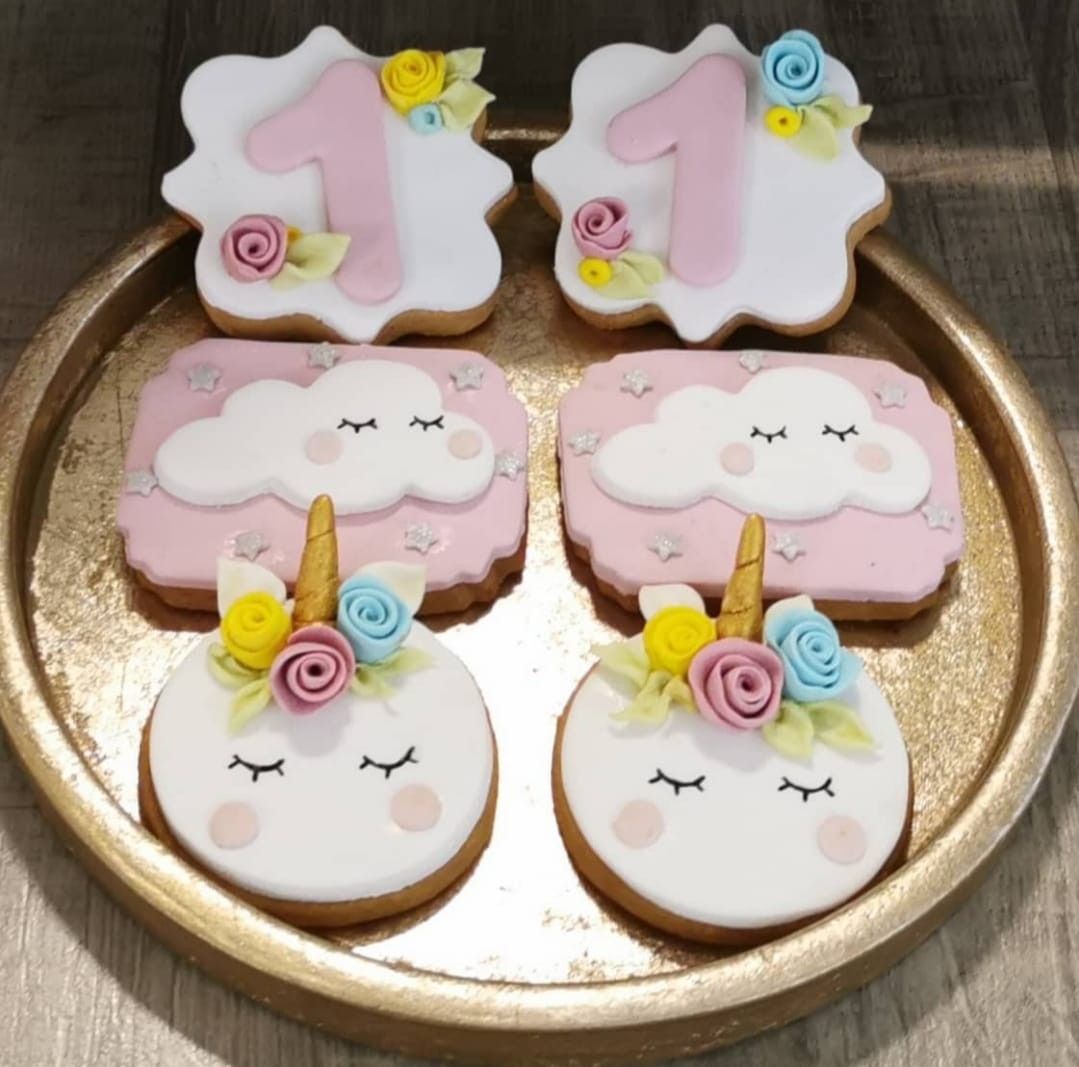 Biscotti decorati con un unicorno, una nuvola e il numero 