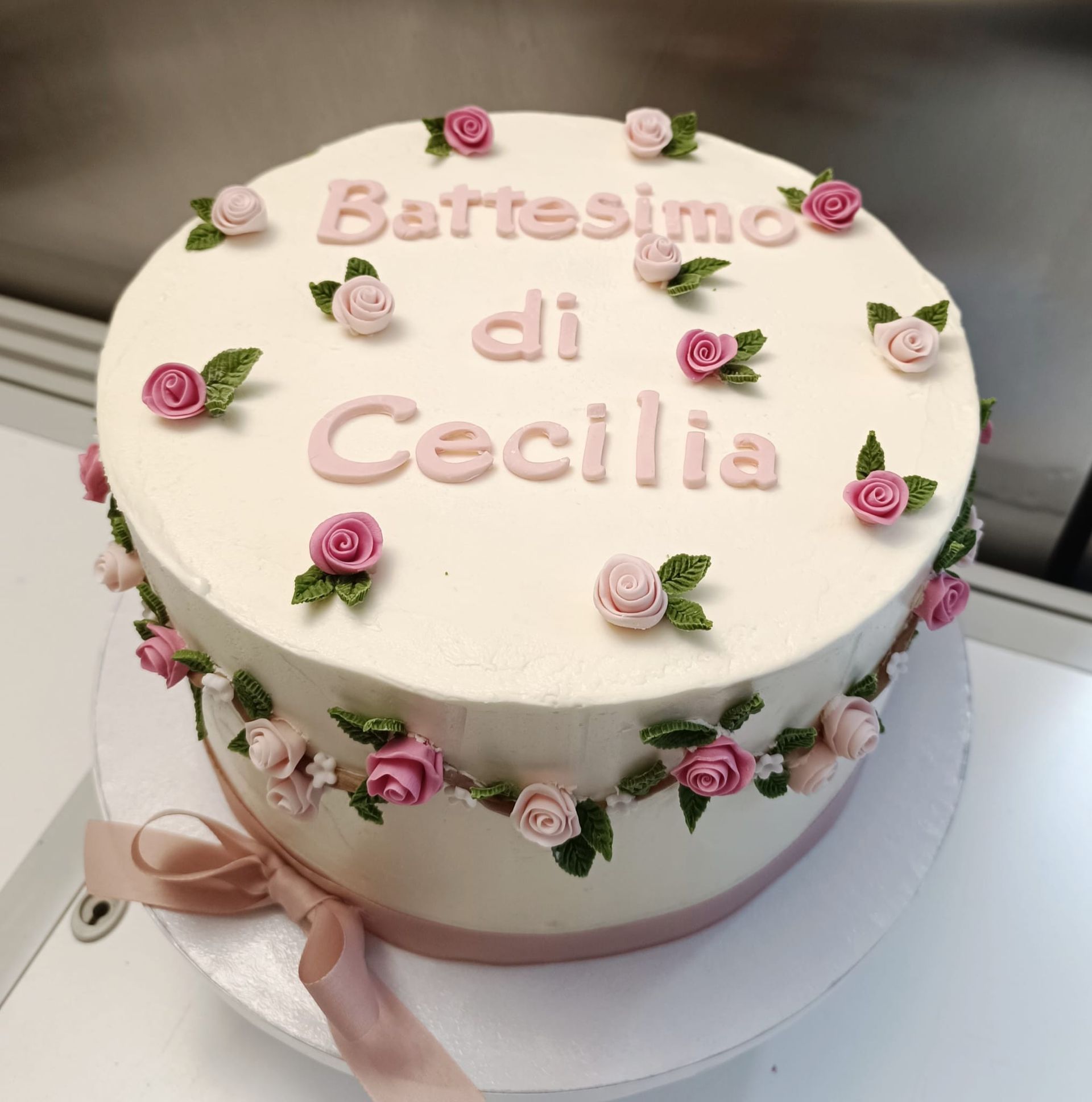 Torta decorata con rose rosa e scritta 