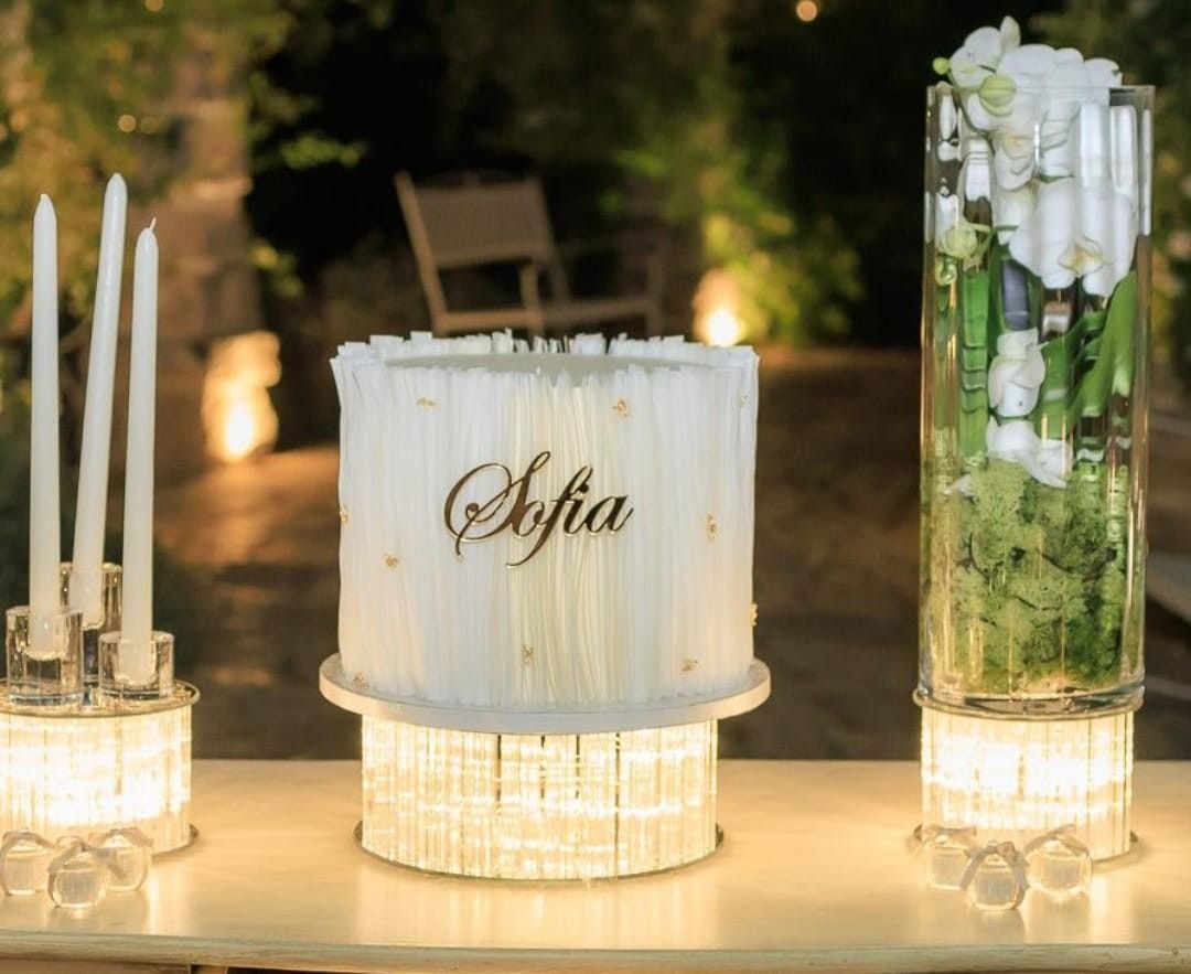 Torta rosa con arcobaleno, nuvole, fiori e la scritta