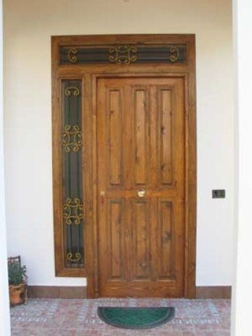 Porta d'ingresso in legno personalizzata