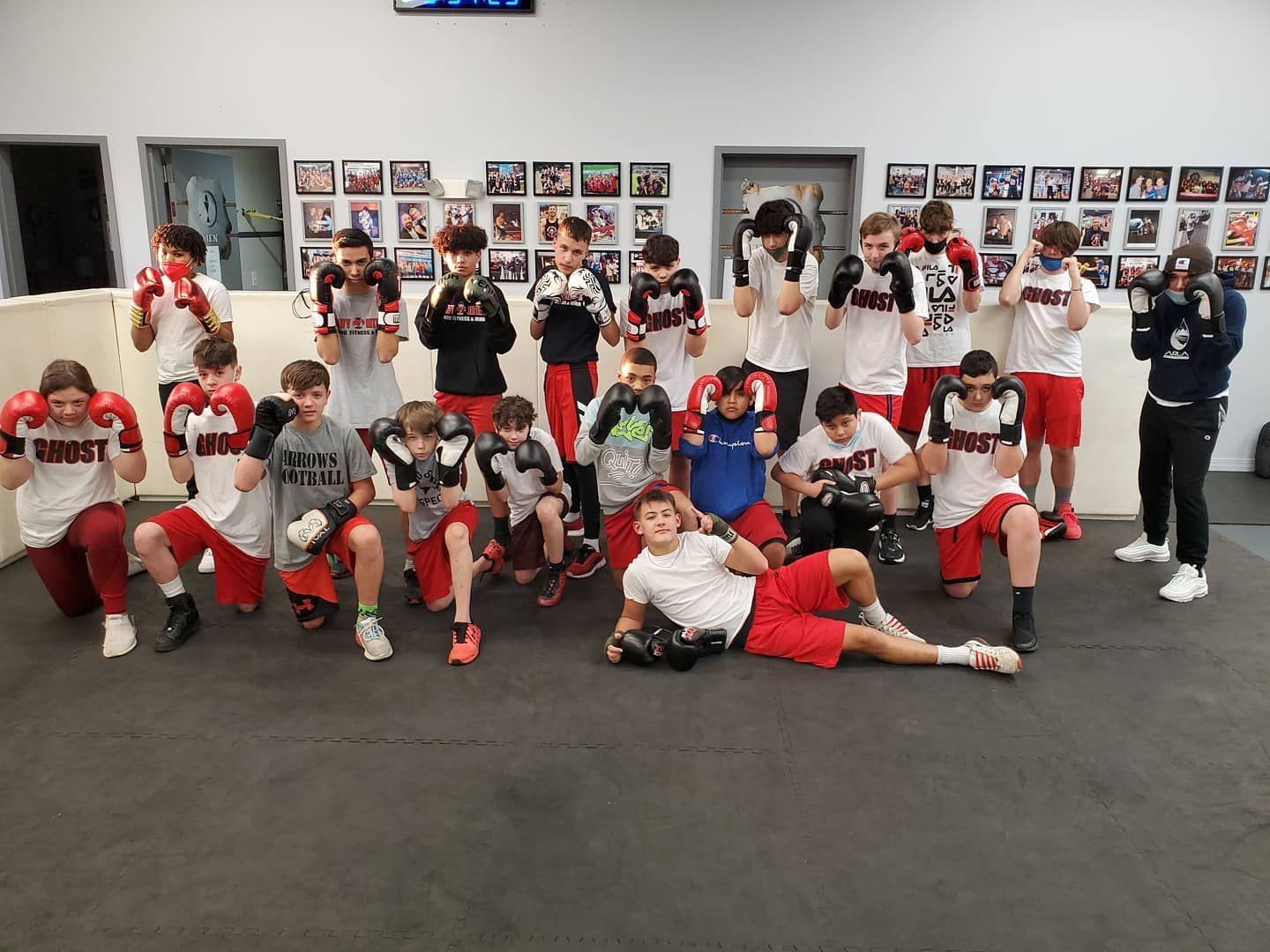 A group of young men are posing for a picture in a gym.