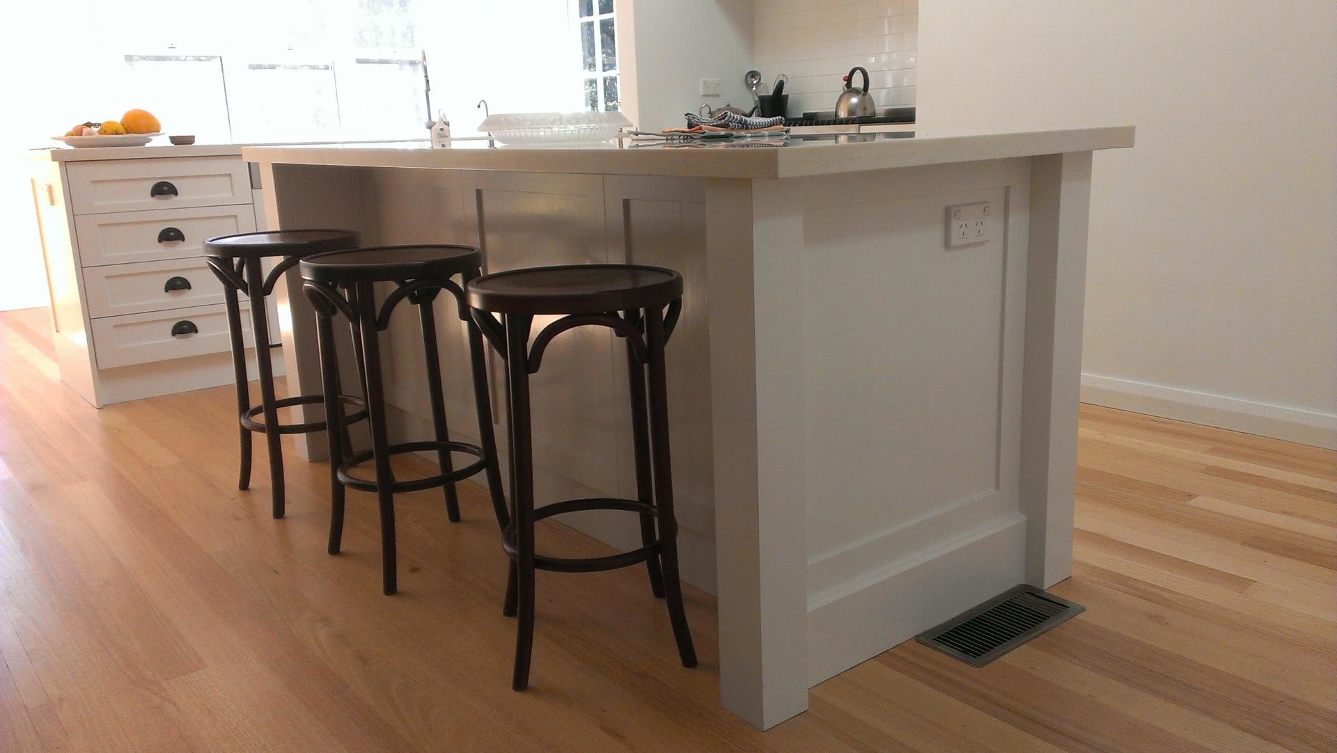 shaker style island bench in wentworth falls Blue mountains NSW