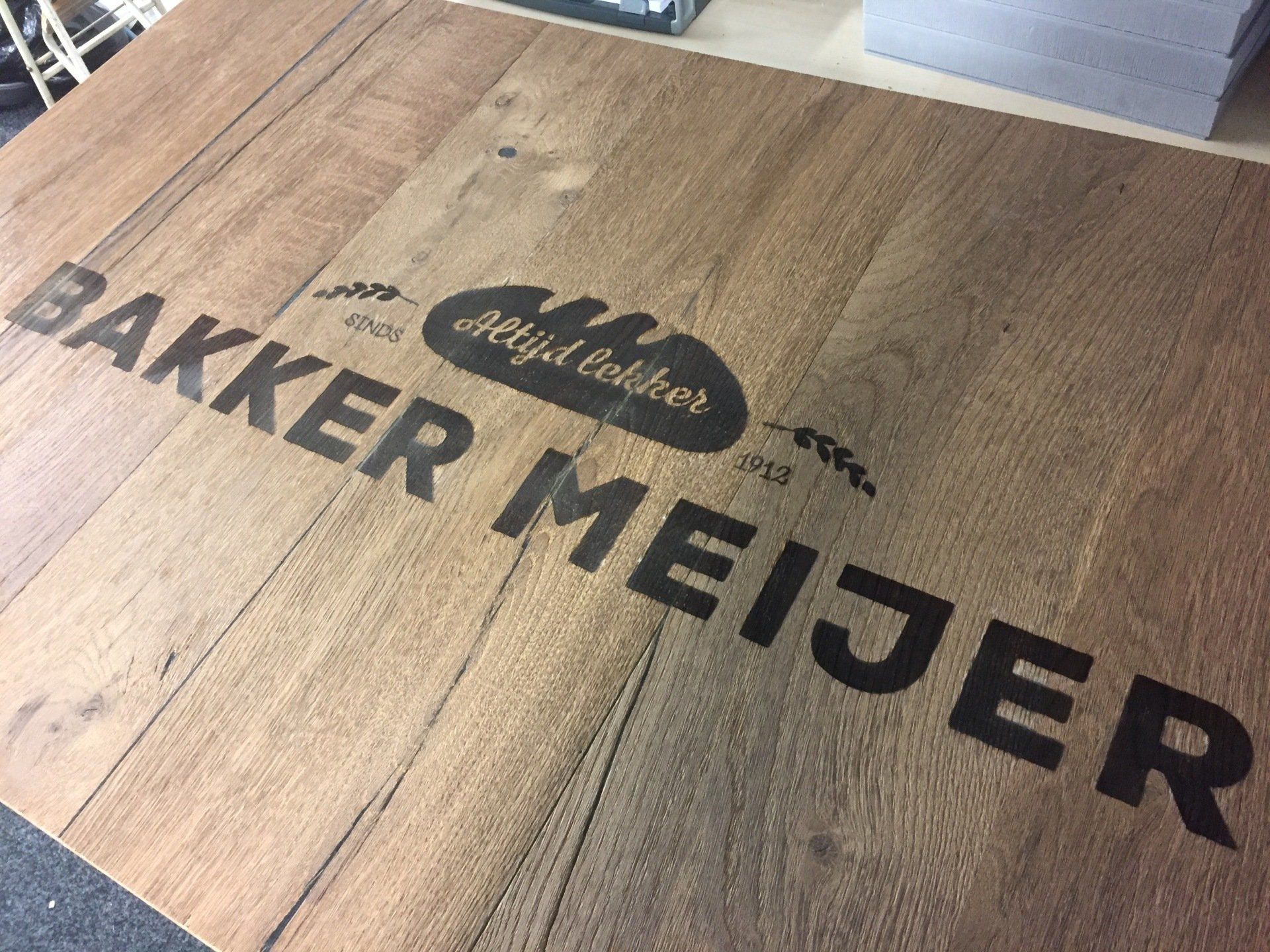 Laser gravure op hout voor bakkerij Meijer