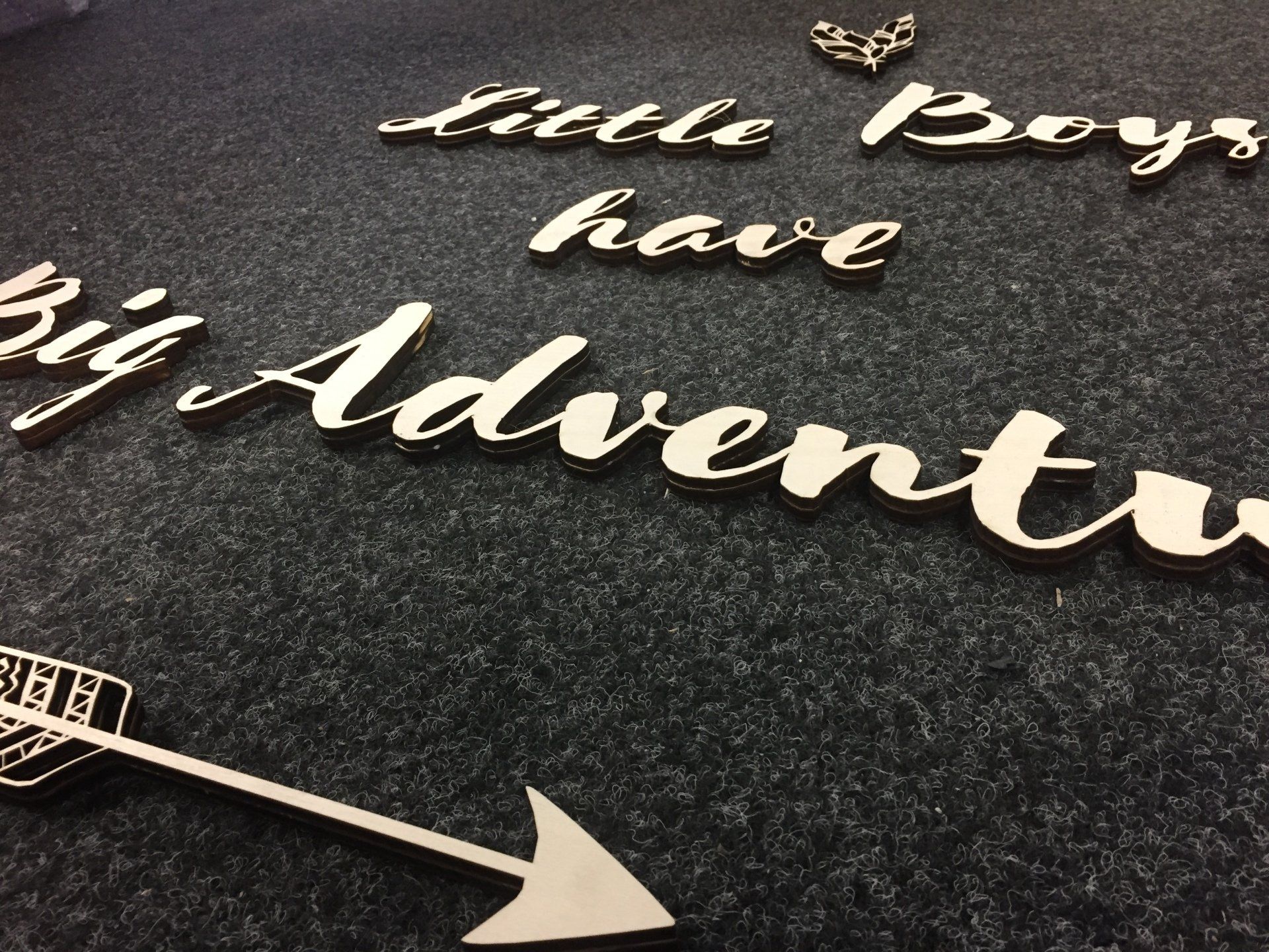 Teksten laser graveren uit hout voor een kinderkamer