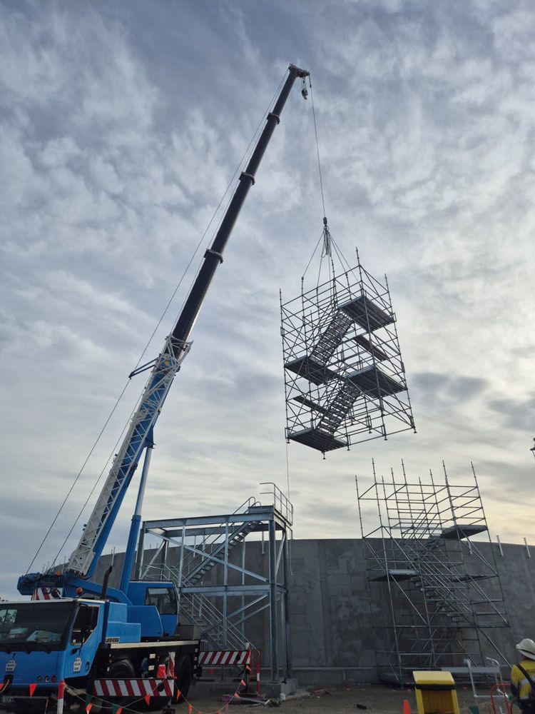Crane lifting a platform an a worksit