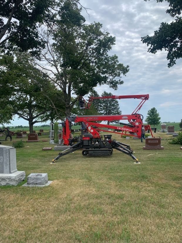 Expert tree cutting services in Des Moines, IA with Top Notch Tree Care Expert tree cutting services in Des Moines, IA with Top Notch Tree Care