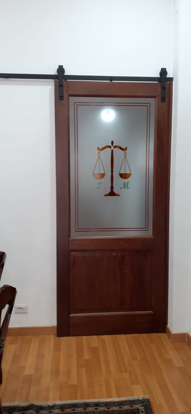 porta in legno con vetro decorato