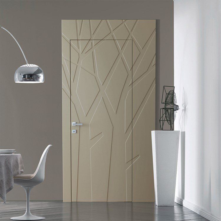 porta con decorazione e incisioni