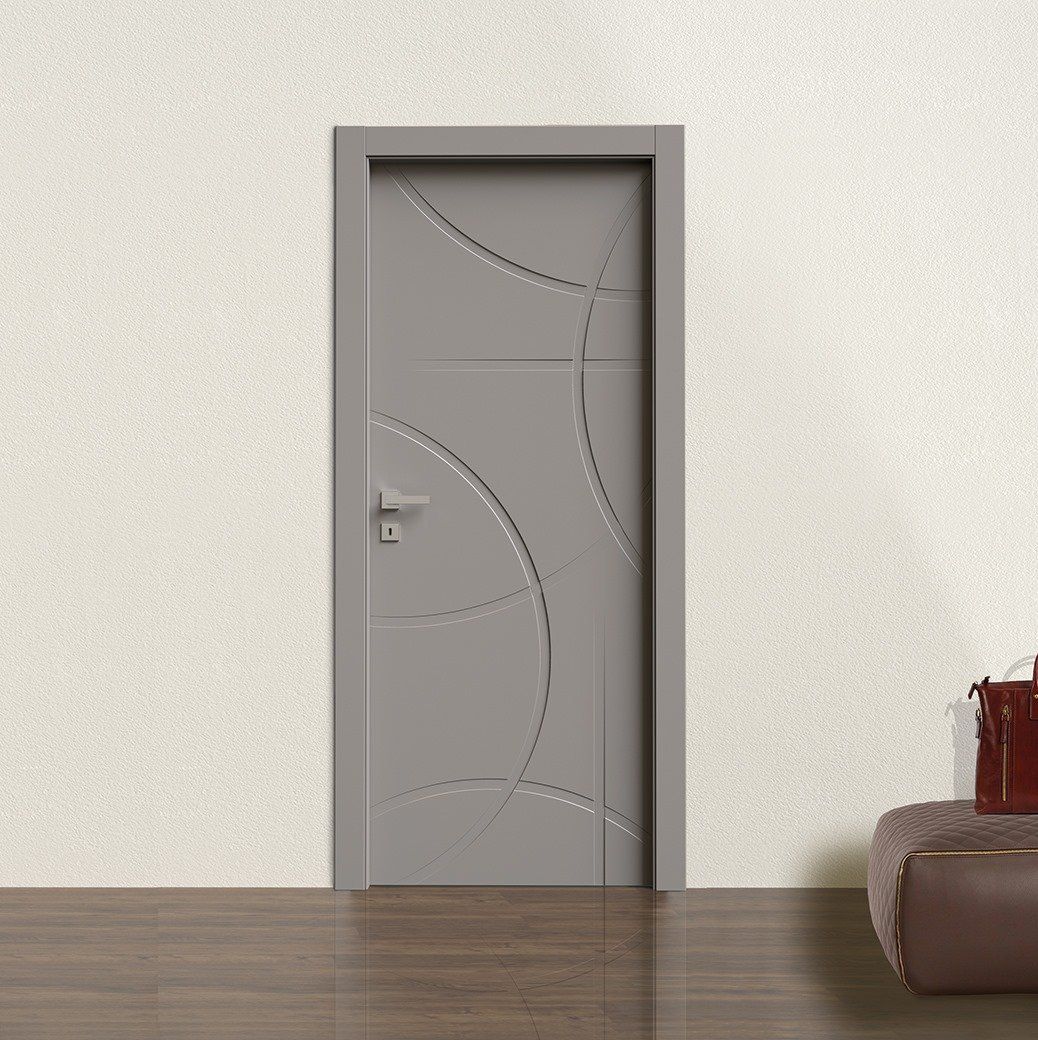 porta grigia con incisioni