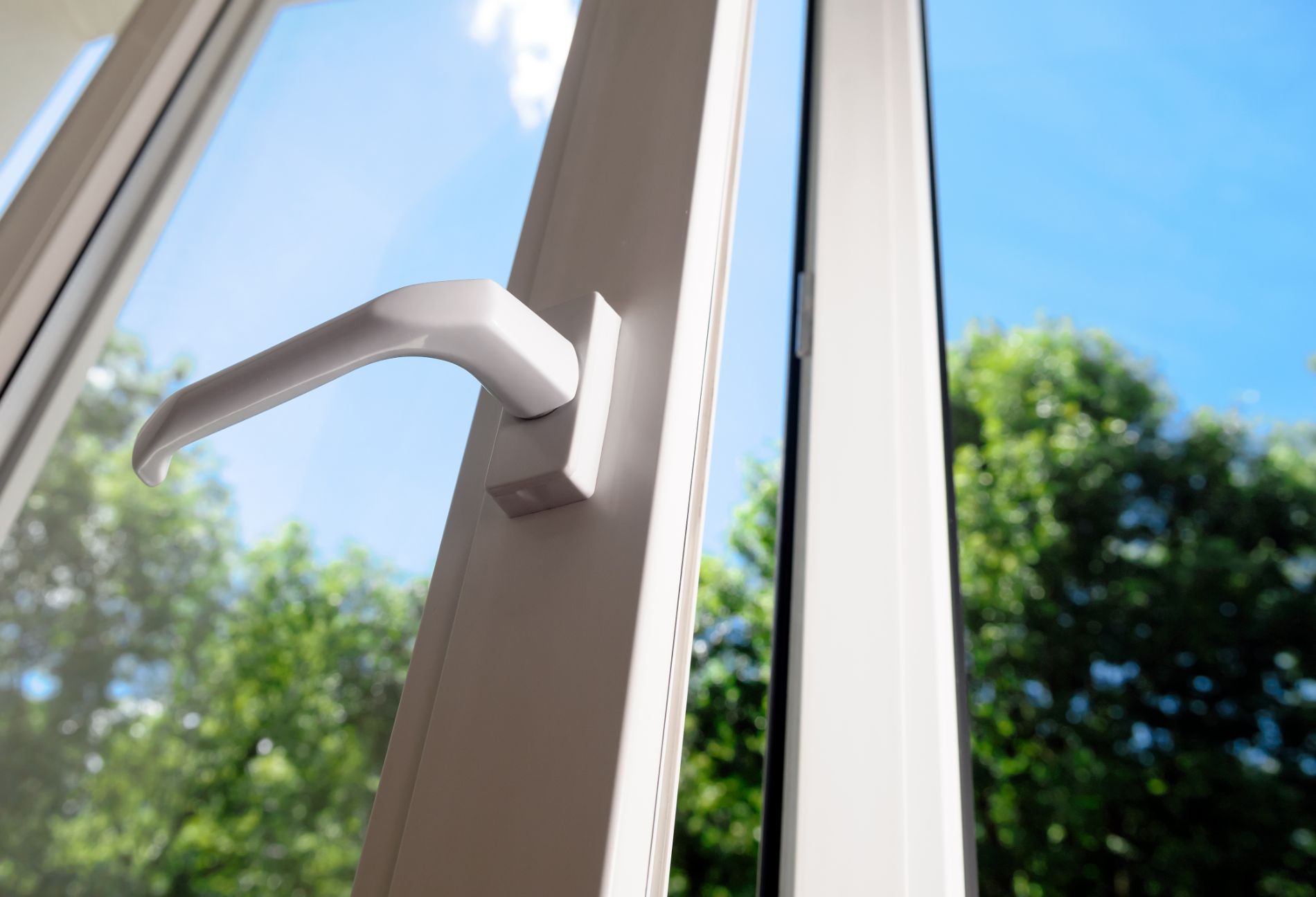 dettaglio infissi in PVC laccati bianchi