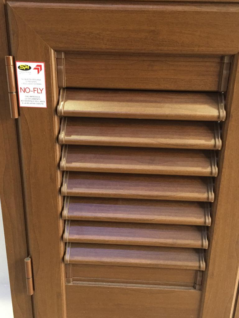 dettaglio persiana effetto legno