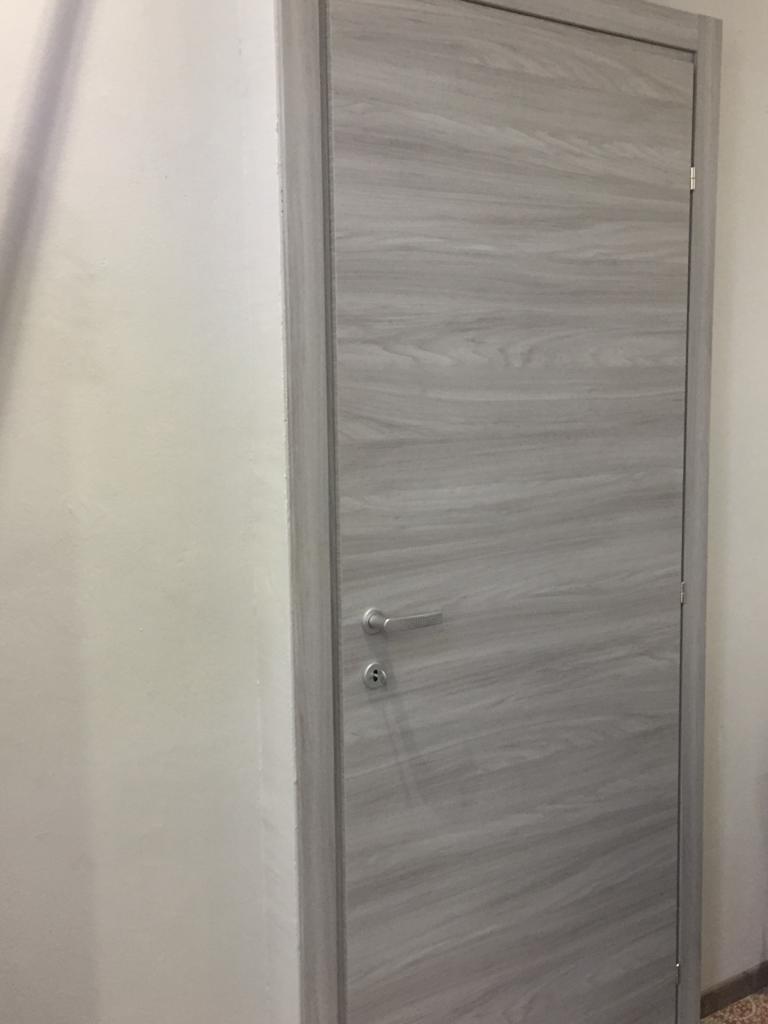porta interna di colore grigio chiaro