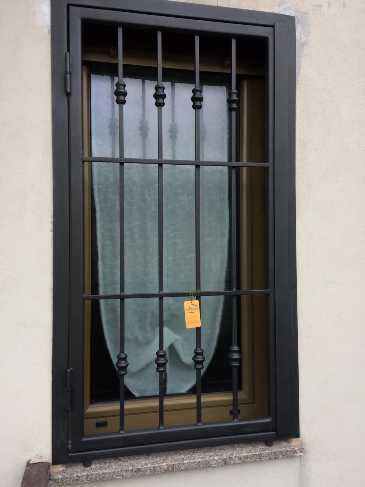 finestra con inferriate