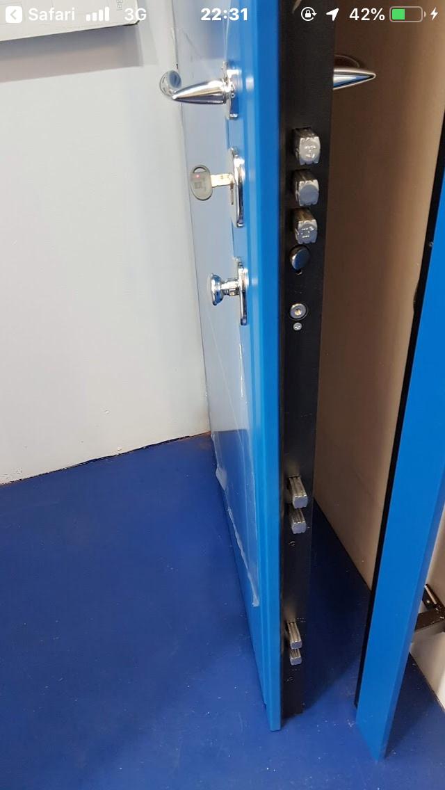 dettaglio serratura porta blindata